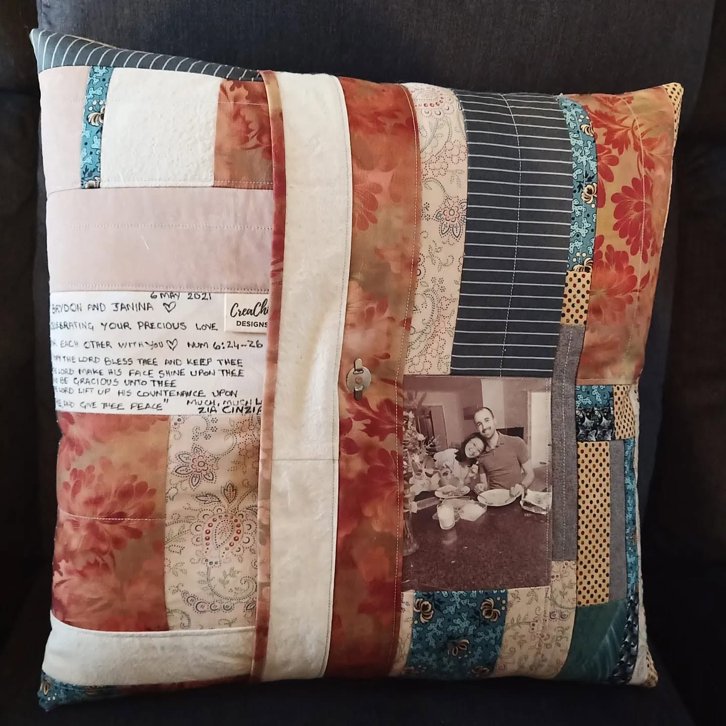 Memory cushion with patchwork, a photo panel and a handwritten message